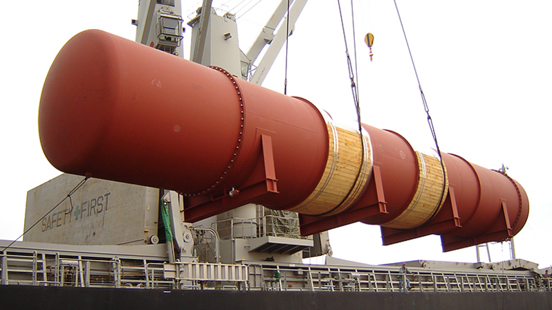 Project logistics: A large, long machine part is lifted with a ship's crane Project logistics: A large, long machine part is lifted with a ship's crane