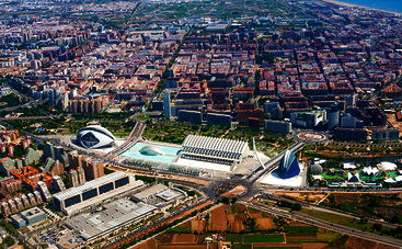  Spanien: Luftaufnahme von Valencia, im Mittelpunkt die Sehenswürdigkeit Ciudad de las Artes y de las Ciencias 
