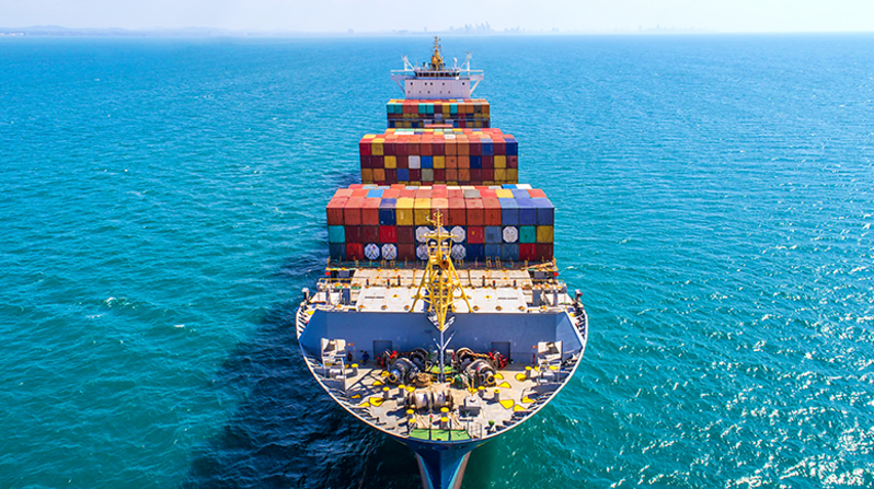 Seefracht: Großes Schiff auf dem Meer beladen mit vielen bunten Containern Seefracht: Großes Schiff auf dem Meer beladen mit vielen bunten Containern