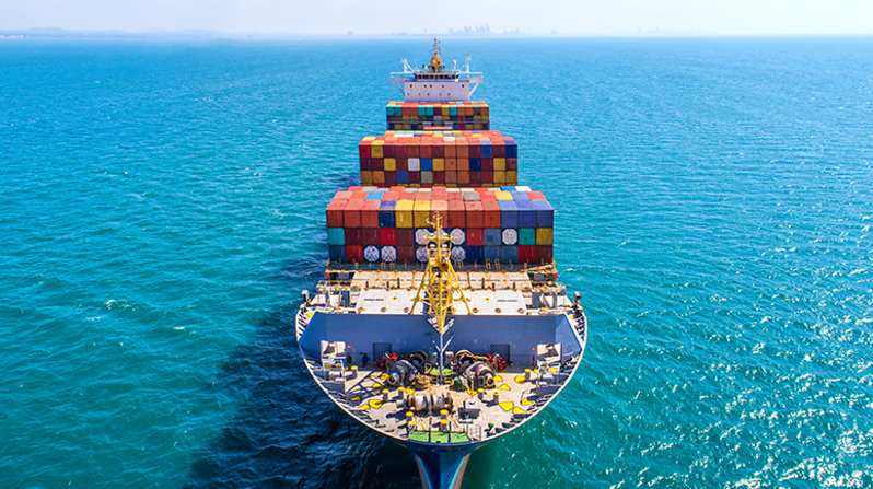 Seefracht: Großes Schiff auf dem Meer beladen mit vielen bunten Containern Seefracht: Großes Schiff auf dem Meer beladen mit vielen bunten Containern