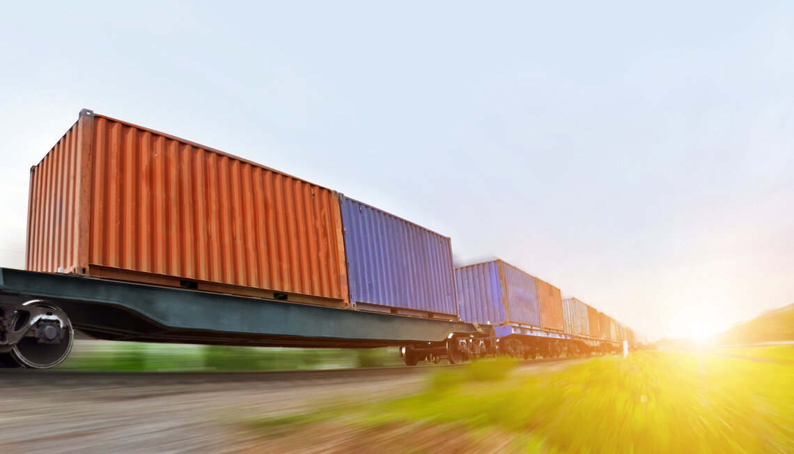  Leschaco Rail: Container werden mit einer Bahn transportiert  