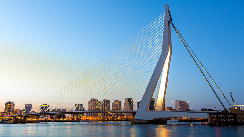 Niederlande: Skyline Rotterdam in Abenddämmerung, die Erasmus-Brücke ist im Vordergrund zu sehen Niederlande: Skyline Rotterdam in Abenddämmerung, die Erasmus-Brücke ist im Vordergrund zu sehen