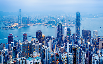 Hong Kong: Luftaufnahme von Hong Kongs Stadtzentrum mit vielen Hochhäusern im Hintergrund der Perlfluss, der in das Südchinesische Meer mündet 