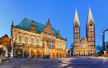Deutschland: Bremer Marktplatz mit Rathaus und Kirche beleuchtet am Abend  