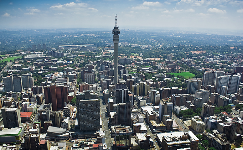 Südafrika: Luftpanoramaaufnahme von Johannesburg mit vielen Hochhäusern und einem Funkturm
