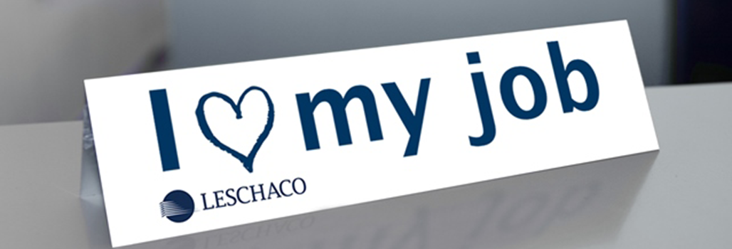  Tischaufsteller mit der Aufschrift „I love my job“ und dem Leschaco-Logo 