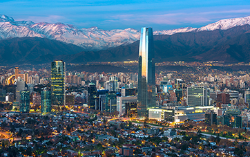 Chile: Luftaufnahme von Downtown Santiago de Chile, umgeben von schneebedeckten Gipfeln der Anden