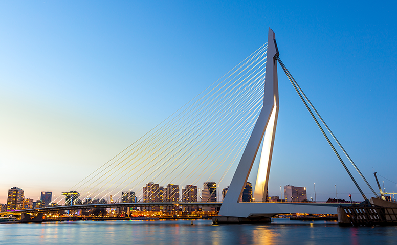 Niederlande: Skyline Rotterdam in Abenddämmerung, die Erasmus-Brücke ist im Vordergrund zu sehen