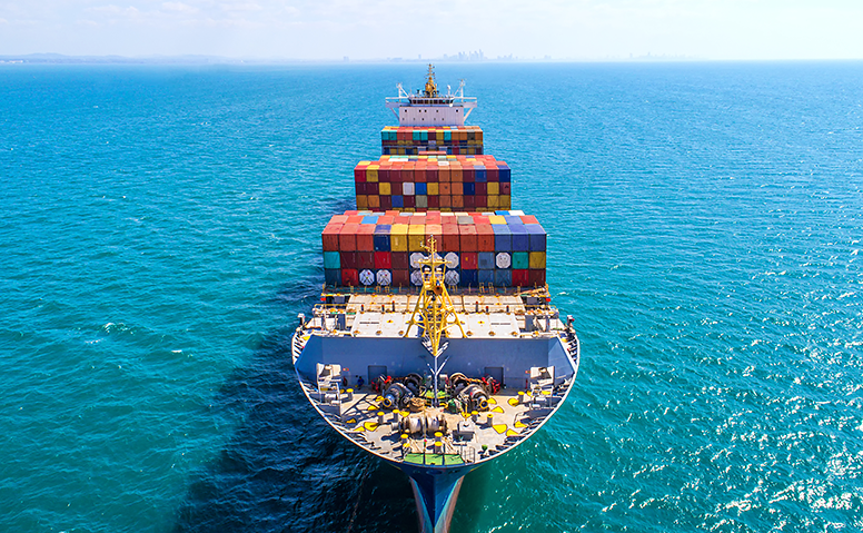  Seefracht: Großes Schiff auf dem Meer beladen mit vielen bunten Containern 