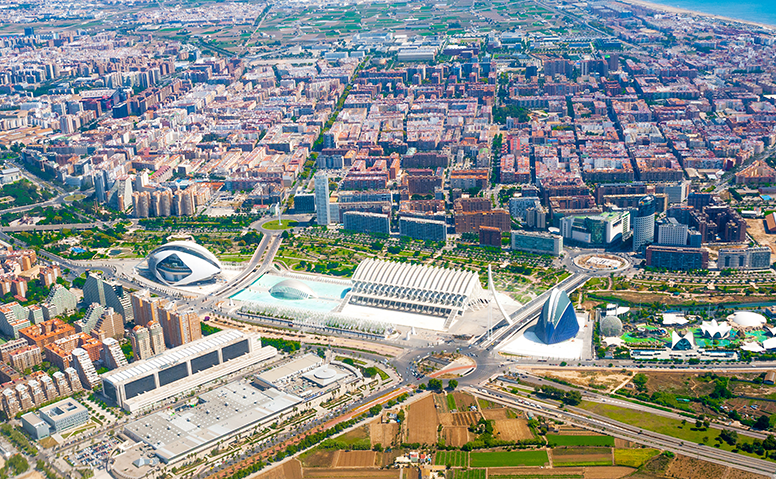 Spanien: Luftaufnahme von Valencia, im Mittelpunkt die Sehenswürdigkeit Ciudad de las Artes y de las Ciencias